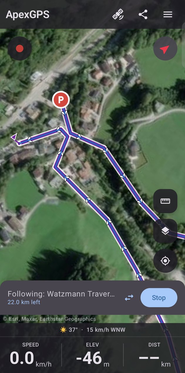 Track guidance: route with direction chevrons, a destination flag, and the distance-to-go strip